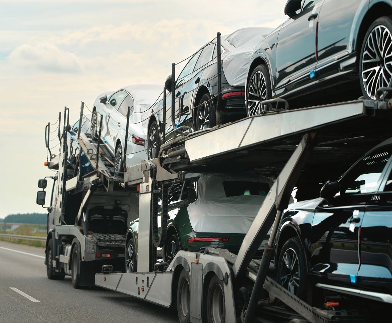 Camion transportant des voitures