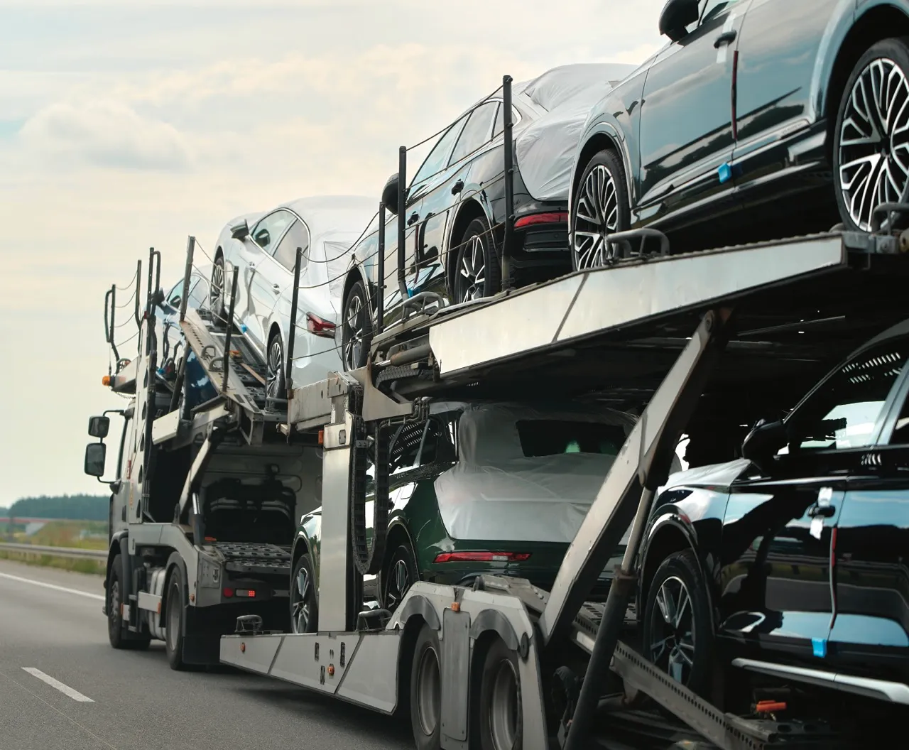 Camion transportant des voitures