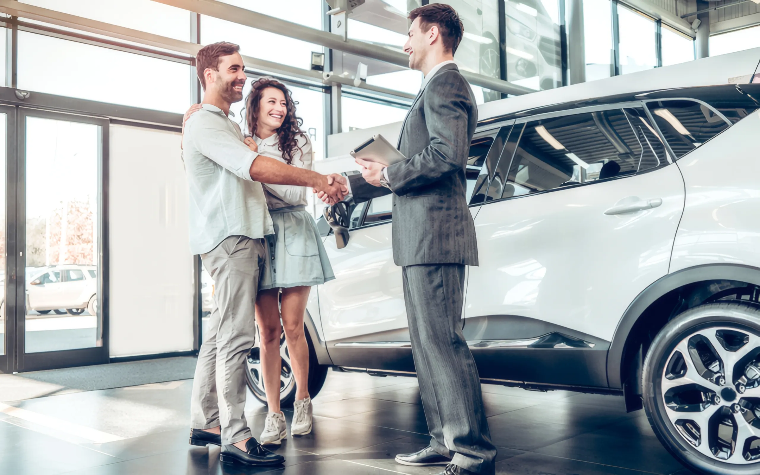 Conseiller auto qui serre la main de ses clients