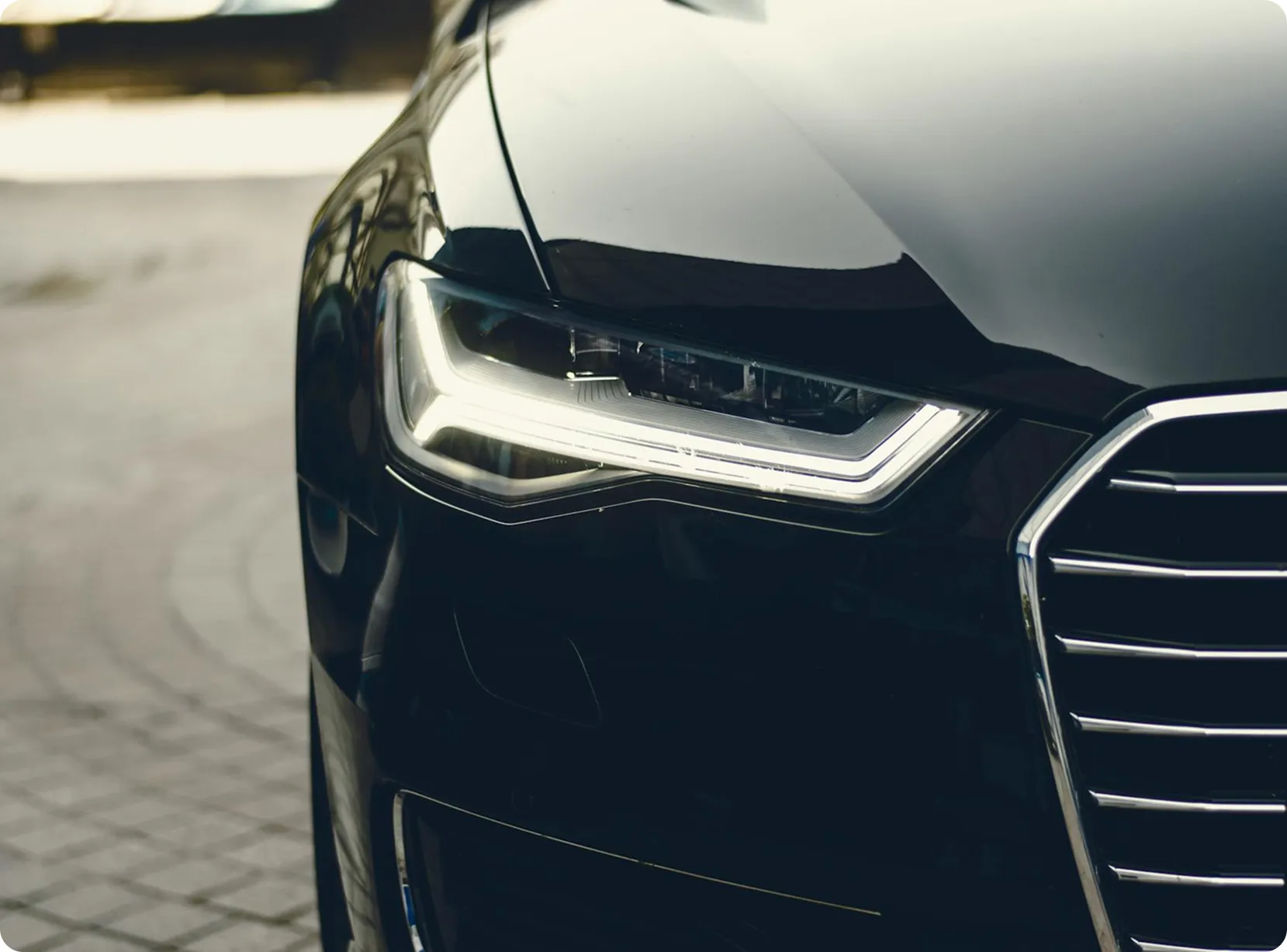 Voiture noire focus feux avants