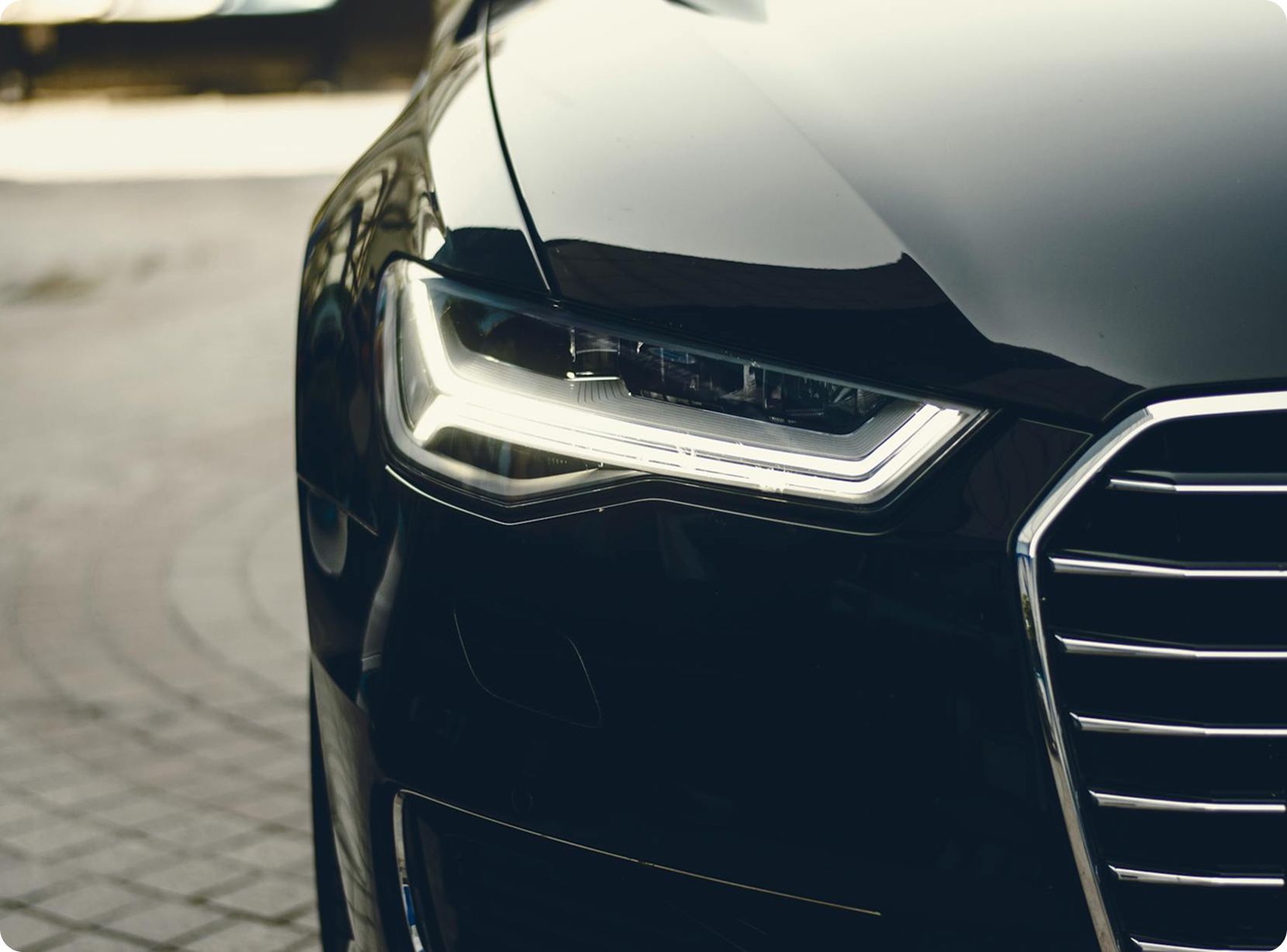 Voiture noire focus feux avants