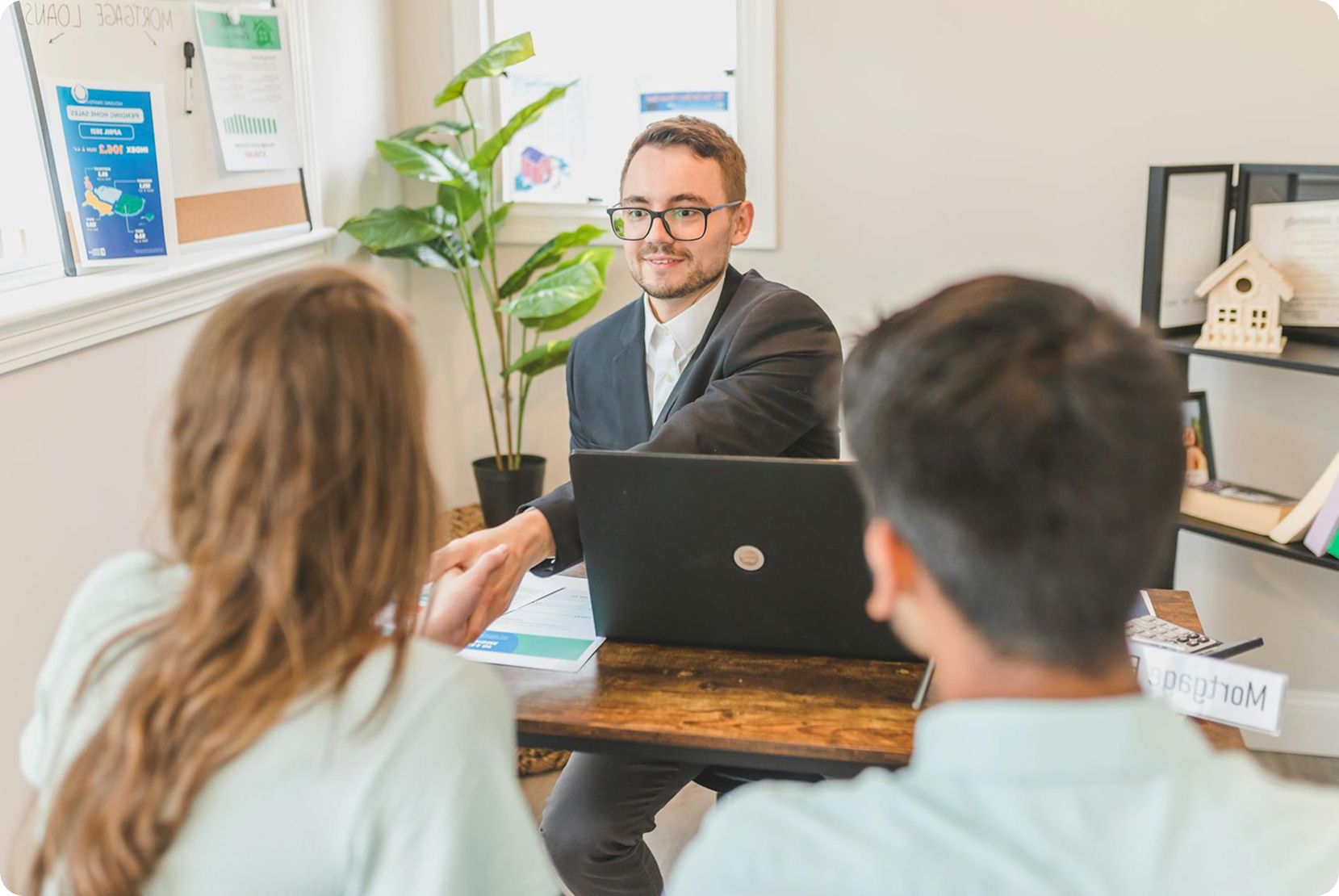 Un conseiller et deux clients dans un bureau