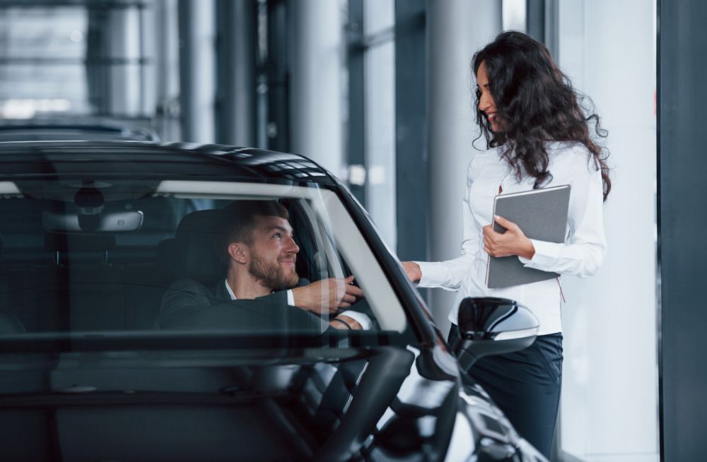 Conseillère auto et client dans sa voiture