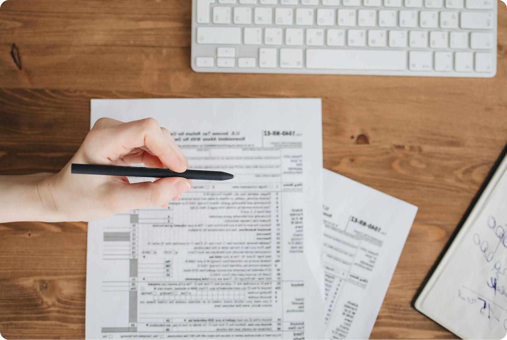 Personne qui remplit un document