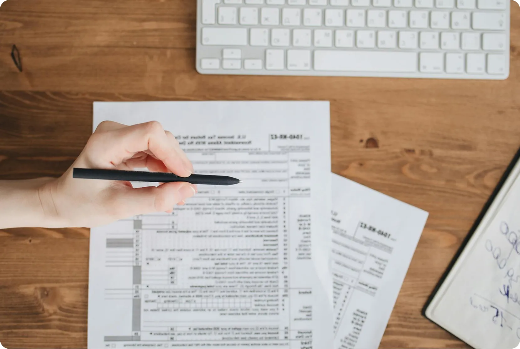 Personne qui remplit un document