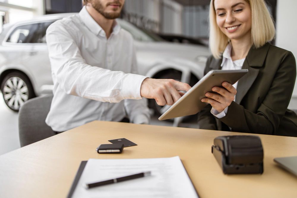 Conseillère auto et client