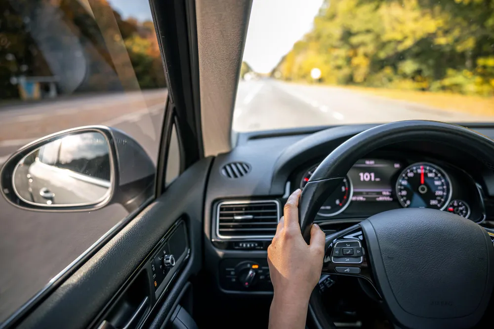 Vue d'intérieur sur route côté conducteur